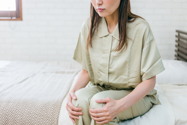 膝の変形により関節が痛み歩きにくさに悩む女性