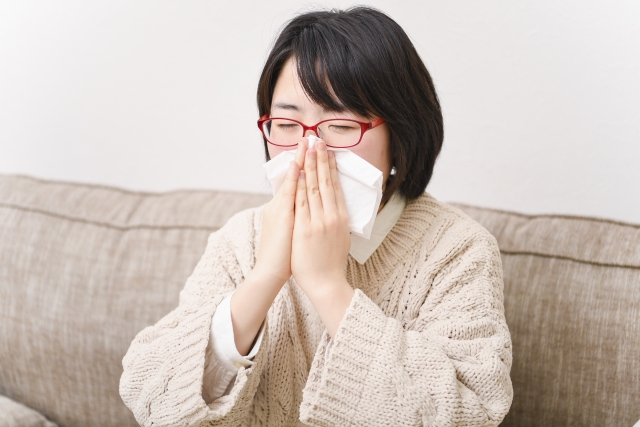 花粉症からくるつらい症状に悩む女性