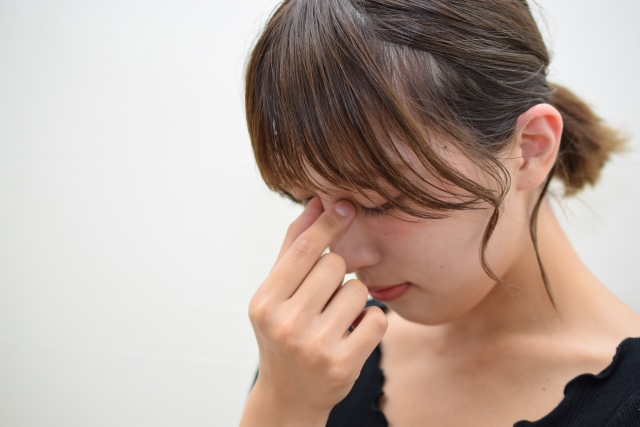 眼精疲労の辛い症状に悩む女性