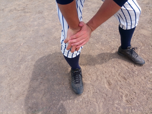 スポーツ障害による膝の痛みに悩む選手